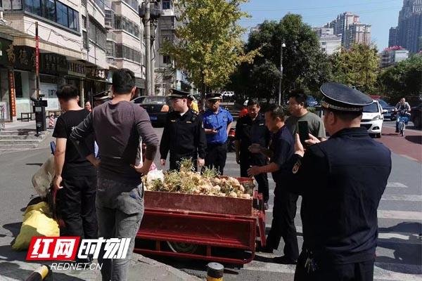 金盆嶺街道多部門聯合在轄區開展散煤整治行動