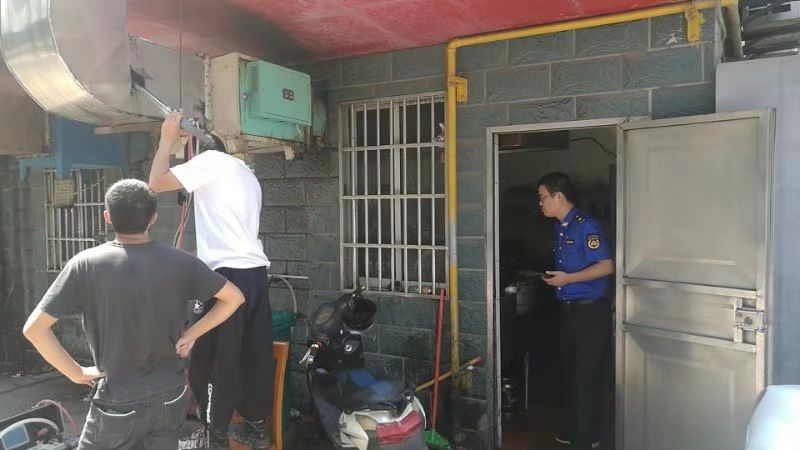 稽山街道多部門聯合開展餐飲行業油煙排放情況全面檢查整治