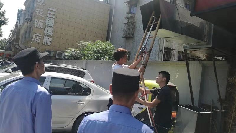 稽山街道多部門聯合開展餐飲行業油煙排放情況全面檢查整治