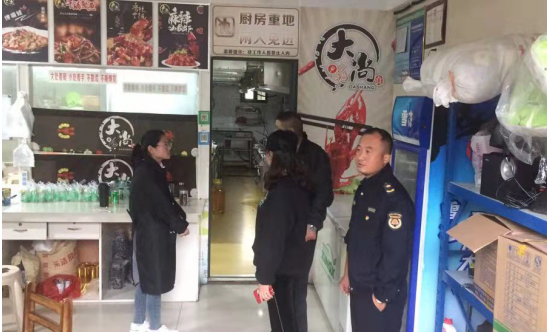 學苑社區開展對轄區餐飲油煙凈化整治工作