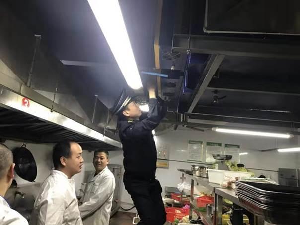 荊門城管部門加大中心城區餐飲油煙治理力度