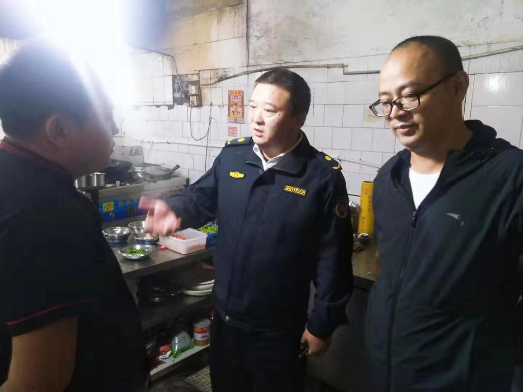 青云譜區多部門聯合整治餐飲業油煙污染