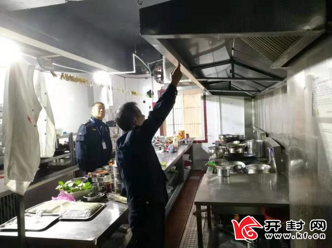 開封市示范區城管局環保科督導檢查餐飲油煙治理情況