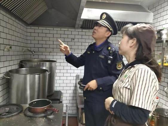 西安曲江新區城管執法局開展油煙排放污染專項治理工作