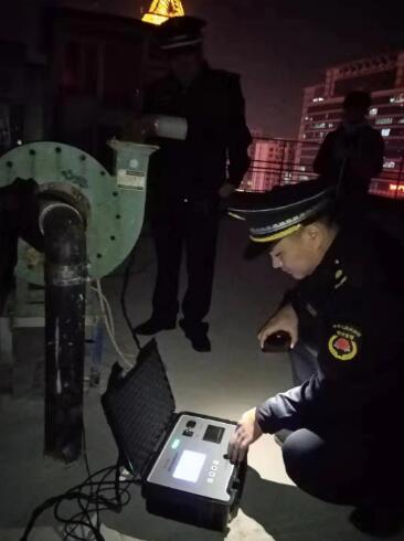 北林路街道攜帶“神器”開展餐飲油煙專項整治行動