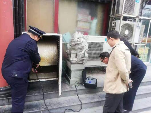 北林路街道攜帶“神器”開展餐飲油煙專項整治行動