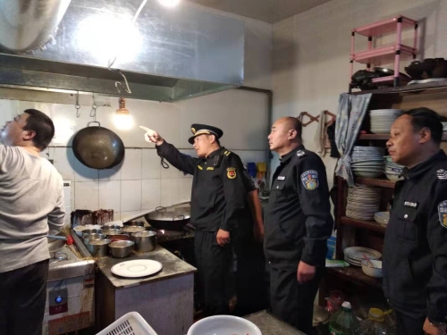 古槐執法大隊多舉措開展夜間油煙整治工作