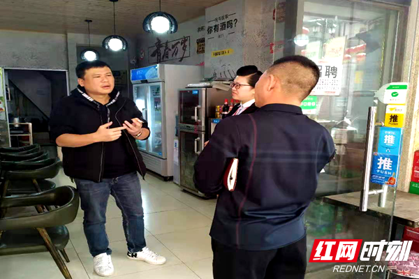 天心區赤嶺路街道芙蓉南路社區對餐飲商戶開展專項行動