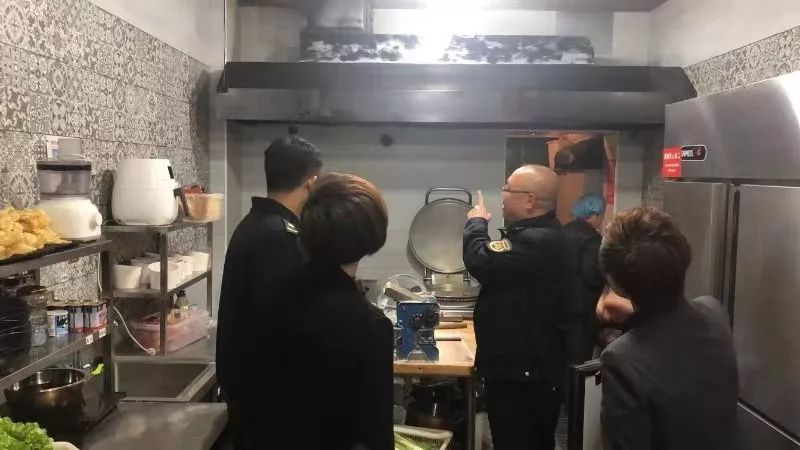 豐潤區城管執法局集中開展餐飲飯店企業油煙專項整治行動