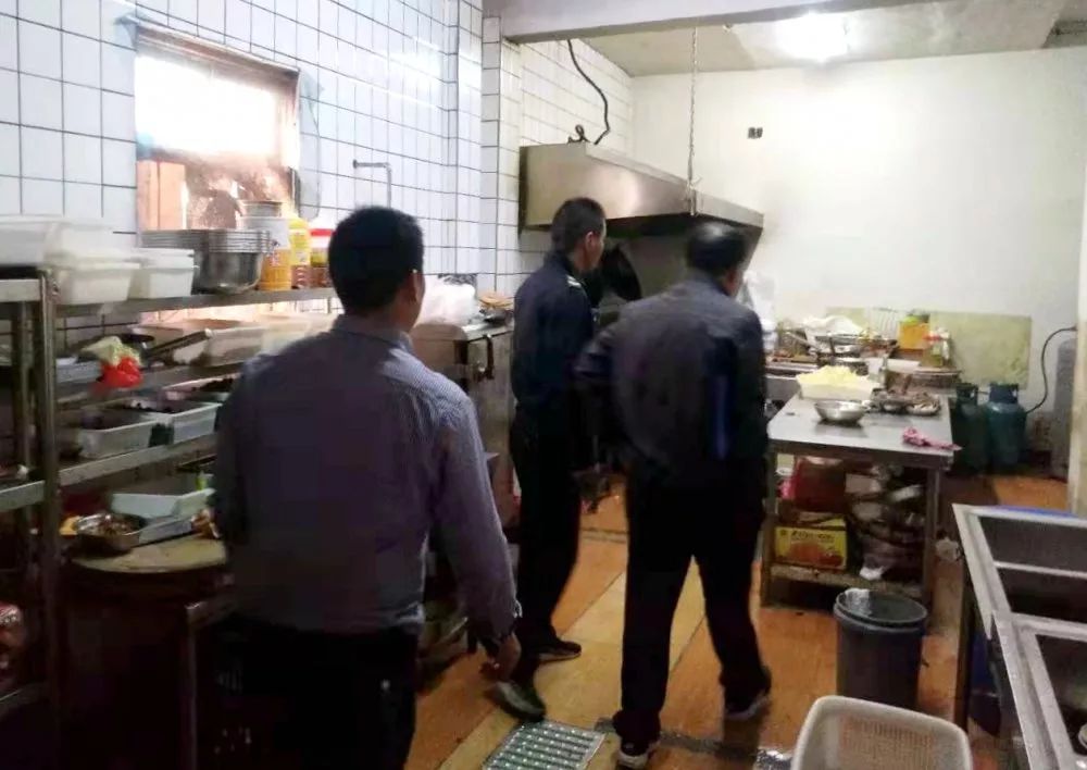 中云街道開展餐飲油煙排放單位排查整治工作
