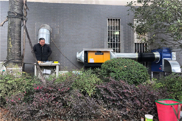 馬龍區多部門聯合開展餐飲行業油煙整治工作