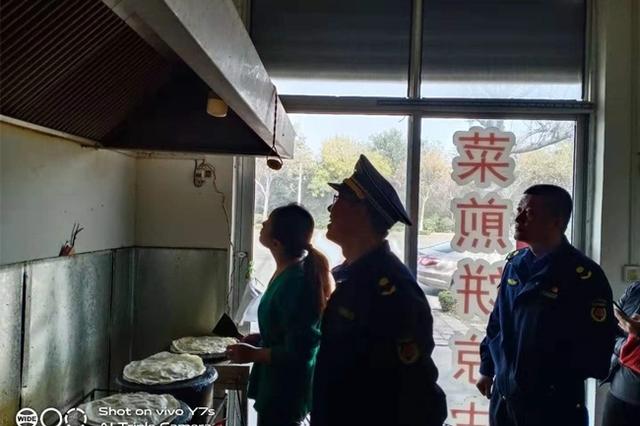 善南街道執法中隊在轄區開展餐飲業油煙治理行動