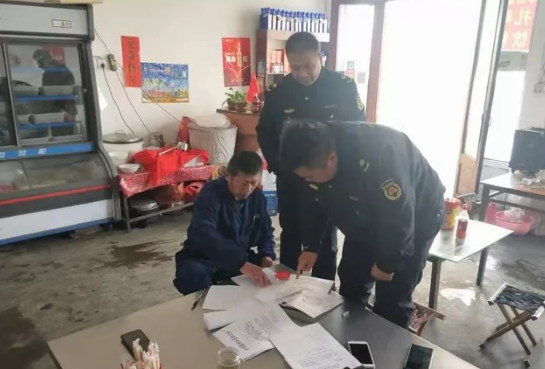 洪緒執法中隊開展餐飲業油煙治理工作