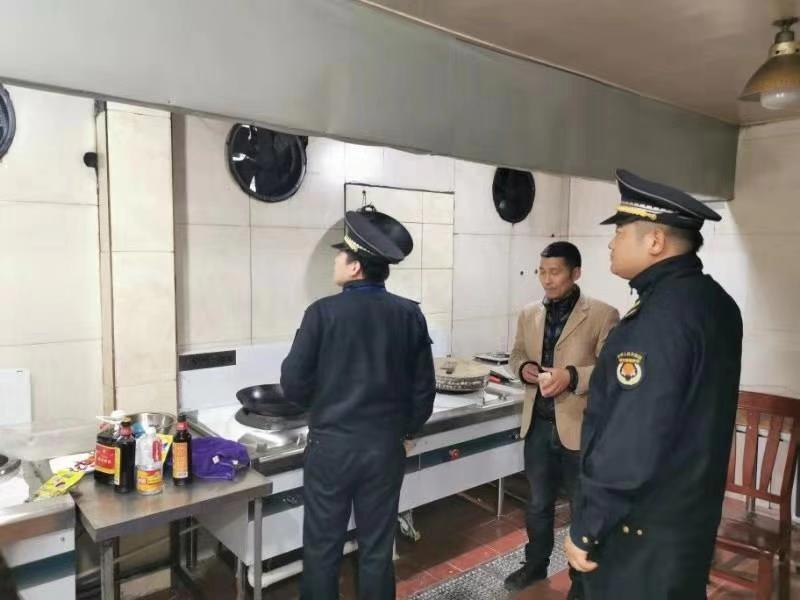 太湖圖影中隊開展油煙凈化突擊檢查