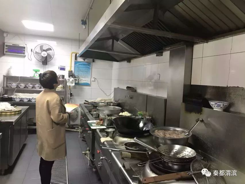 渭濱街道柳倉路社區開展餐飲油煙油水專項整治行動