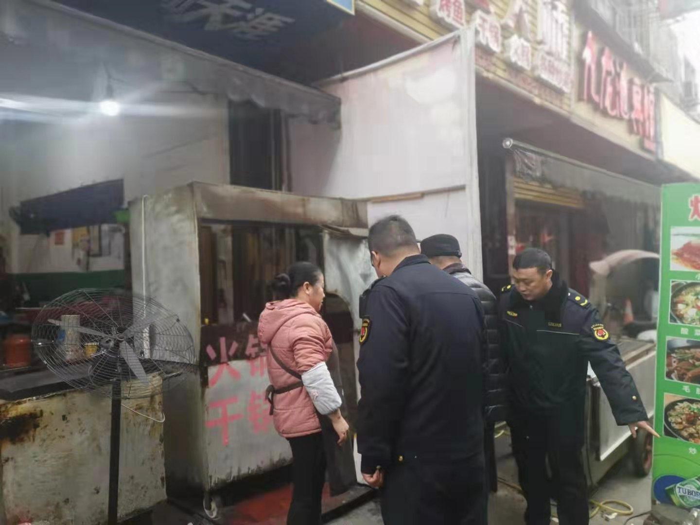 江口縣綜合行政執法局開展圍子董夜市油煙集中整治