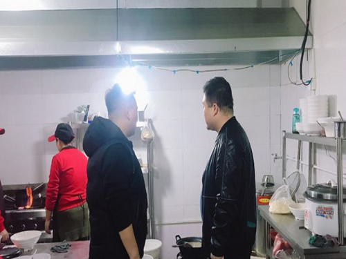 櫟陽街辦夜查餐飲油煙治理工作