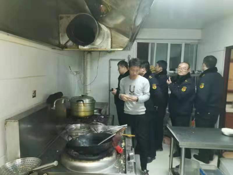 茌平區突擊夜查餐飲油煙污染和違法渣土車運輸行為