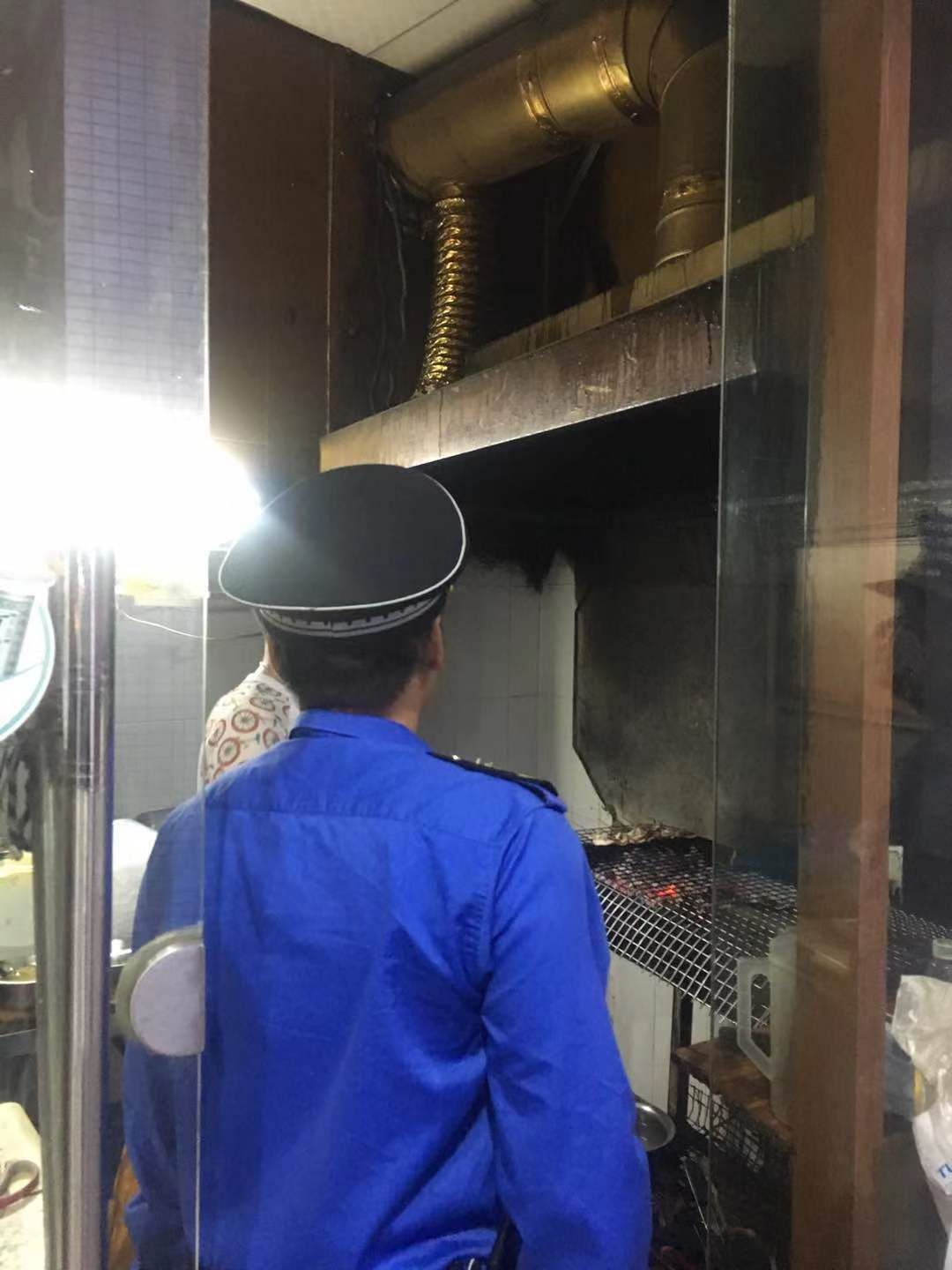 祖廟分局開展餐飲油煙污染專項整治行動