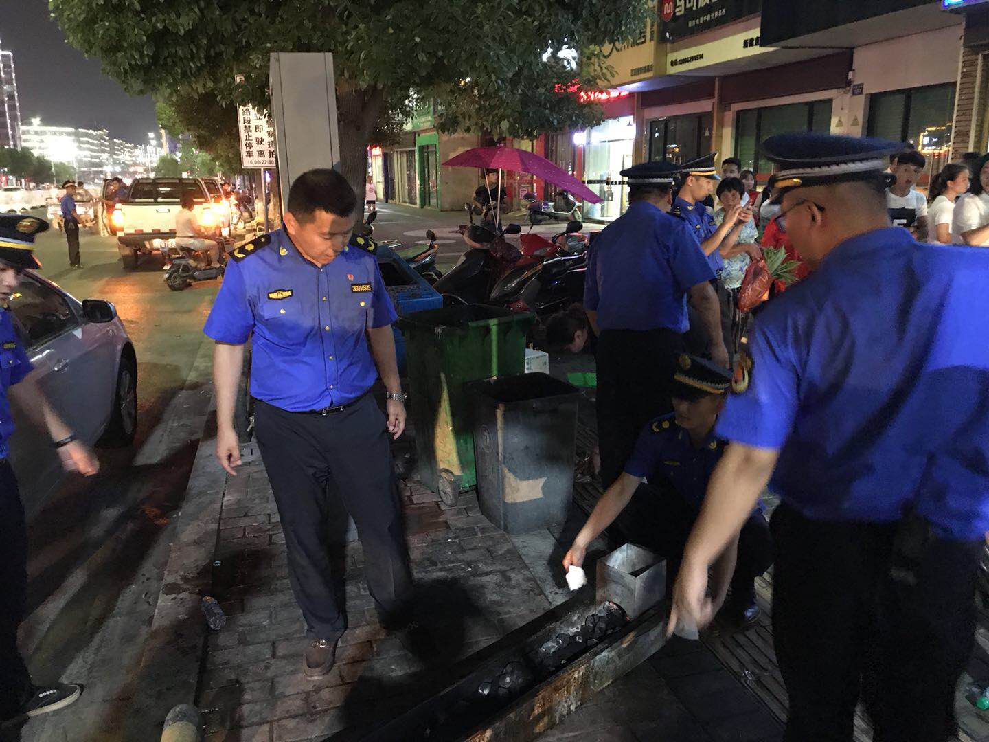 新建區城管大隊精準發力整治燒烤店油煙污染