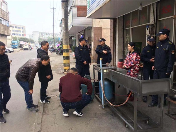 休寧縣城管執法局開展餐飲油煙污染專項整治工作