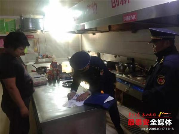 泰安市一餐館油煙擾民拒不整改 被提請吊銷營業執照