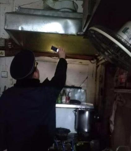 三官廟執法中隊開展冬季餐飲油煙污染集中整治行動