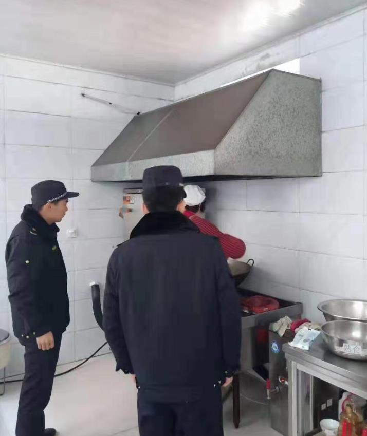 膠州九龍綜合執法中隊開展餐飲業安裝油煙凈化設施治理工作