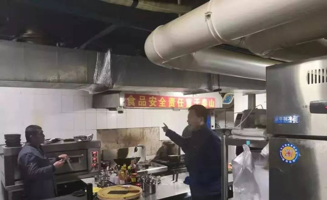 南宮市市場監管局突擊檢查餐飲單位油煙凈化治理