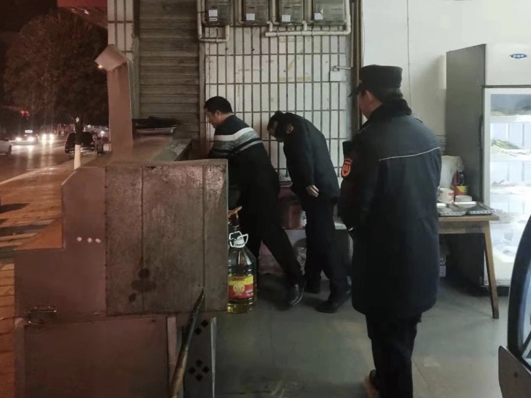 鶴峰縣開展夜宵攤點油煙治理專項檢查