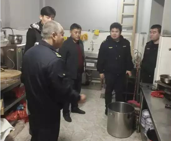 萍鄉市經開區城管局開展天璽灣周邊餐飲油煙整治行動