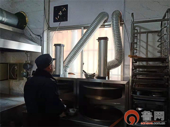 膠州市中云開展露天燒烤和餐飲油煙污染行為專項整治行動