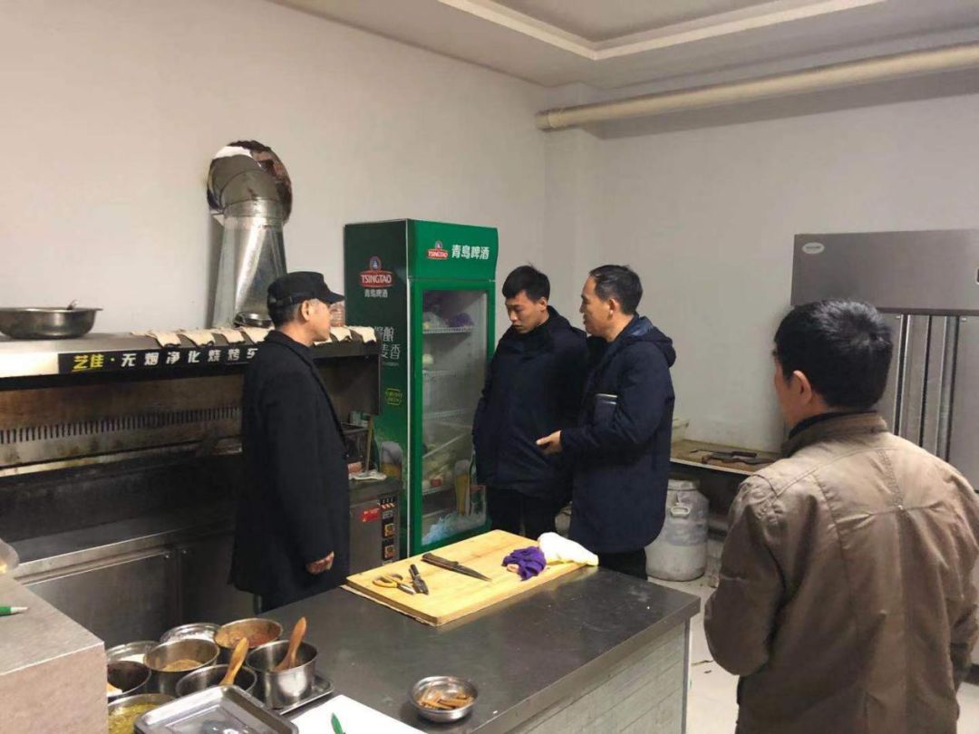 臨汾經濟開發區市場監管分局開展餐飲油煙治理夜查行動