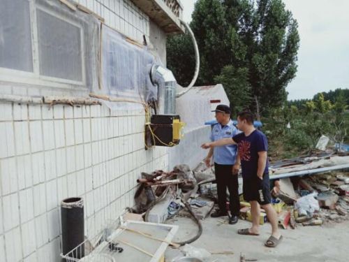 膠州市里岔綜合執法中隊開展餐飲油煙凈化設施專項檢查行動
