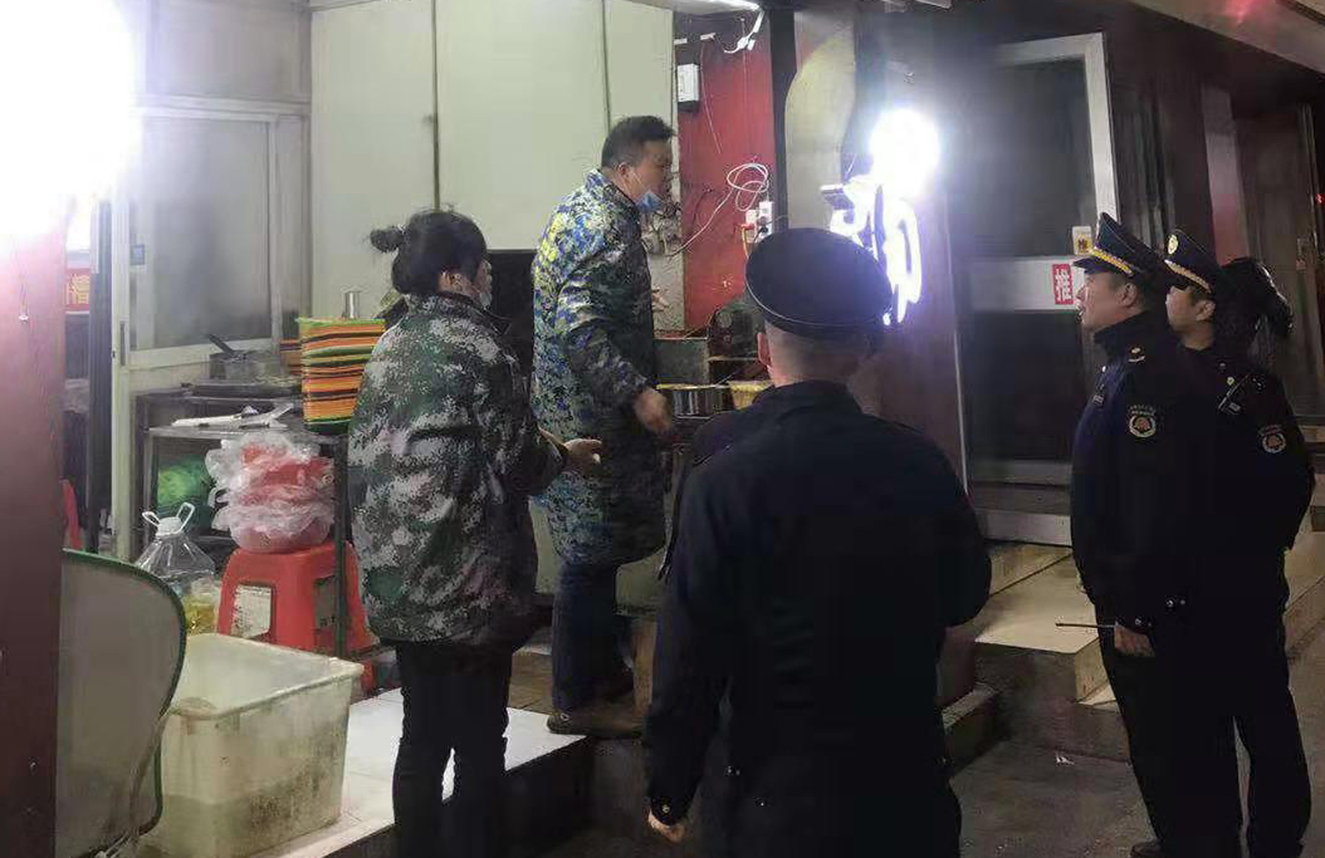 新建區城管大隊開展夜市燒烤攤點專項整治