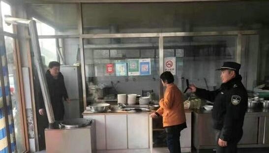 膠州市綜合行政執法局膠西中隊開展轄區食堂油煙直排專項整治