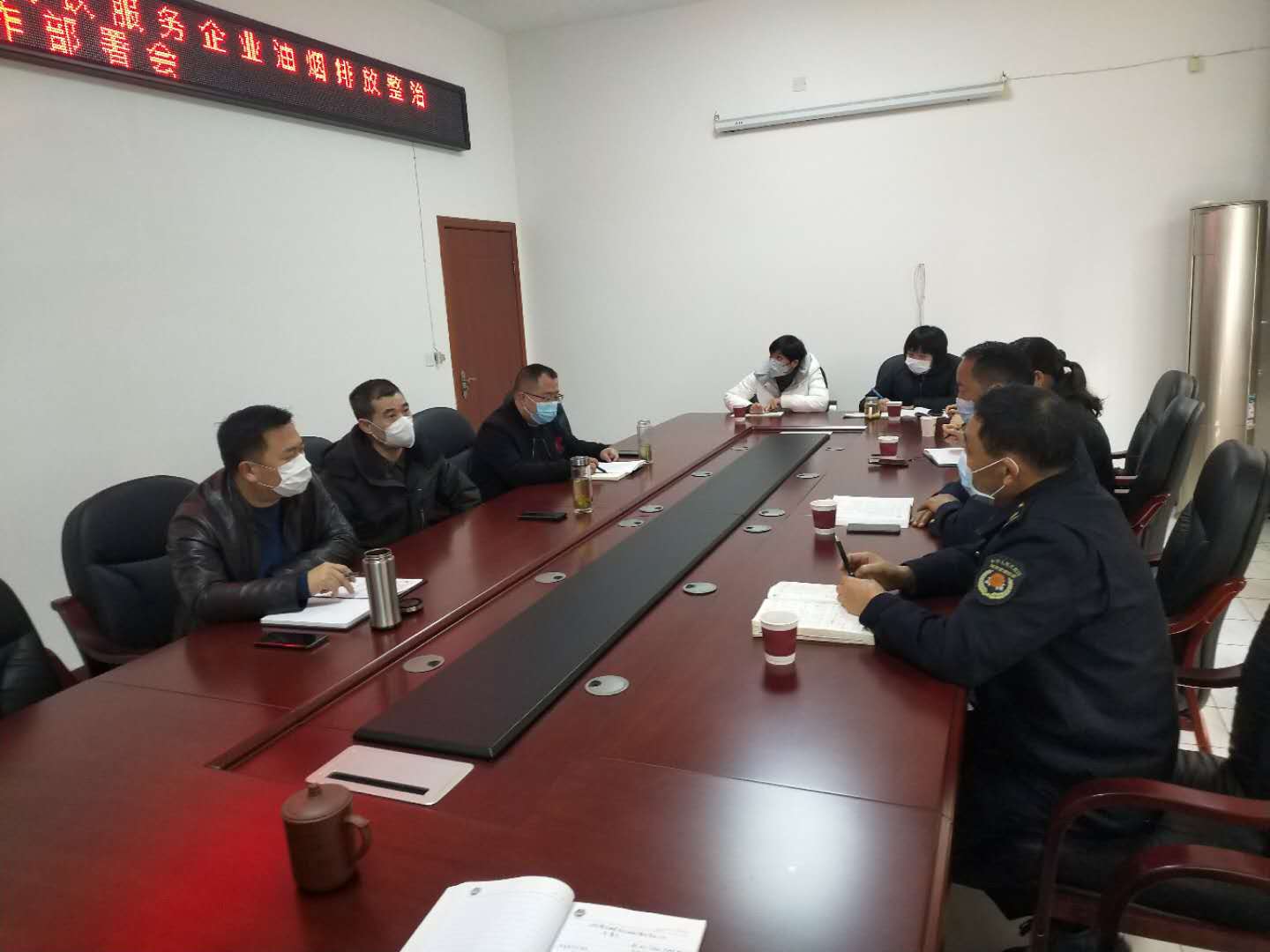 東坡區綜合行政執法局安排部署餐飲油煙排放治理工作