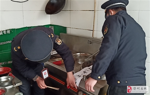 滑縣城市管理局開展餐飲油煙規范治理行動