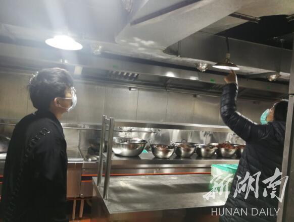 坡子街社區開展“管控油煙、保衛藍天”油煙污染專項整治工作