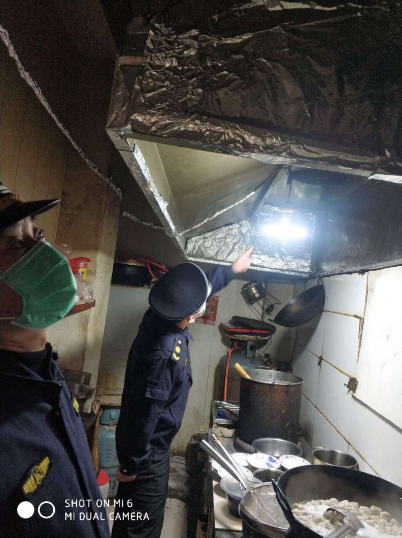 任城區古槐執法大隊加強對轄區內油煙污染監督管理