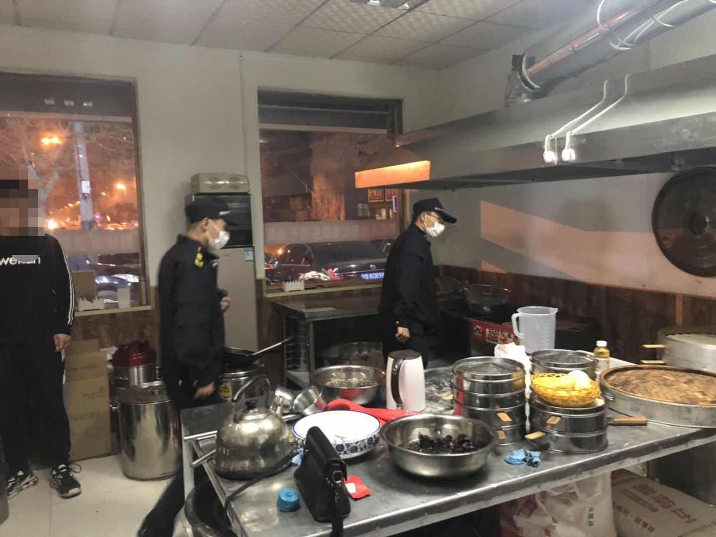 東閣街道綜合行政執法中隊開展油煙污染突擊檢查