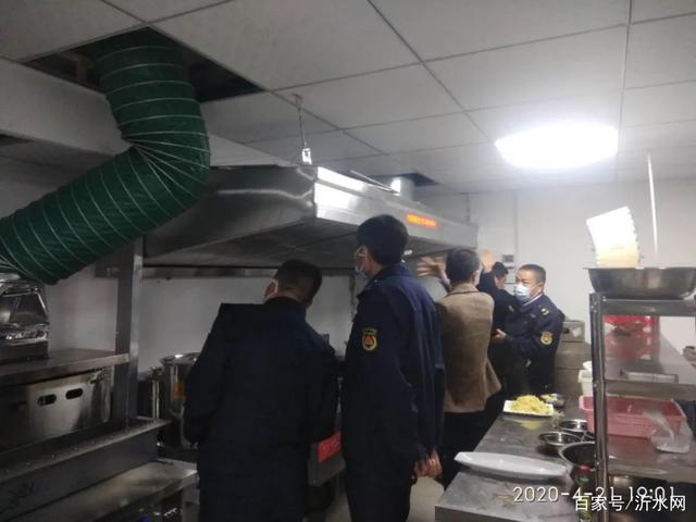 沂水縣綜合執法局開展餐飲油煙污染夜查行動