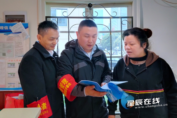 芙蓉路社區開展餐飲門店油煙排放及垃圾分類工作檢查