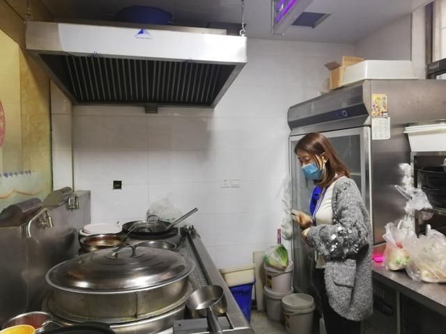 永昌路社區開展餐飲門店油煙排放全面排查