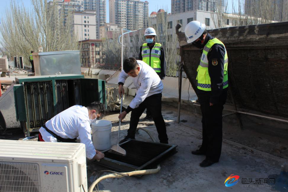 昆區城管開展餐飲行業油煙凈化設備執法檢查