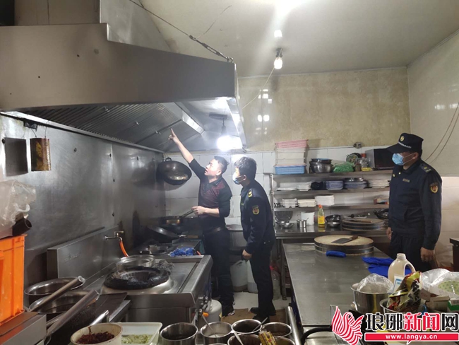 蘭山區綜合行政執法局義堂城管中隊開展餐飲油煙整治