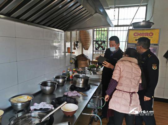 建始縣城管執法局開展餐飲油煙治理“回頭看”工作