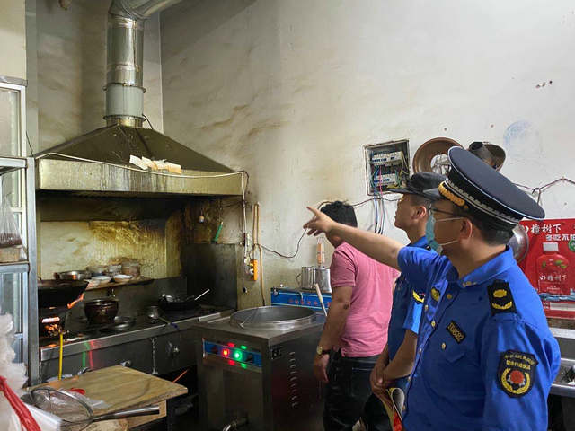 東沙河執法中隊推進餐飲業油煙污染整治工作