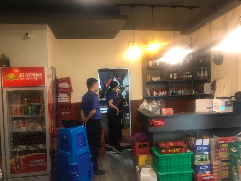 青田縣行政執法局鶴城中隊突擊檢查轄區燒烤店