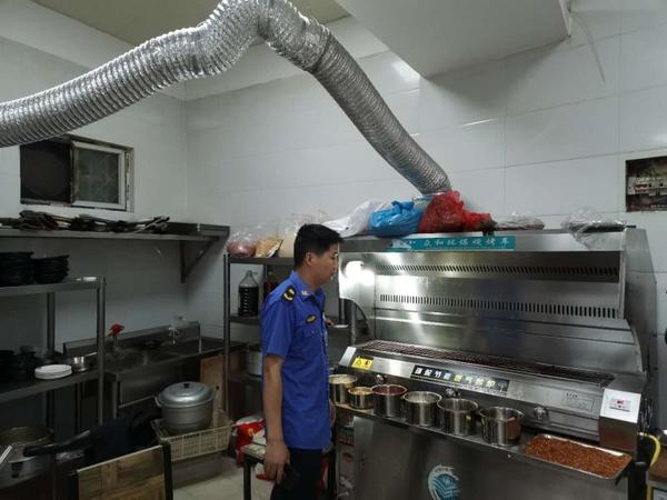 洛龍區開元辦開展餐飲油煙污染突擊檢查